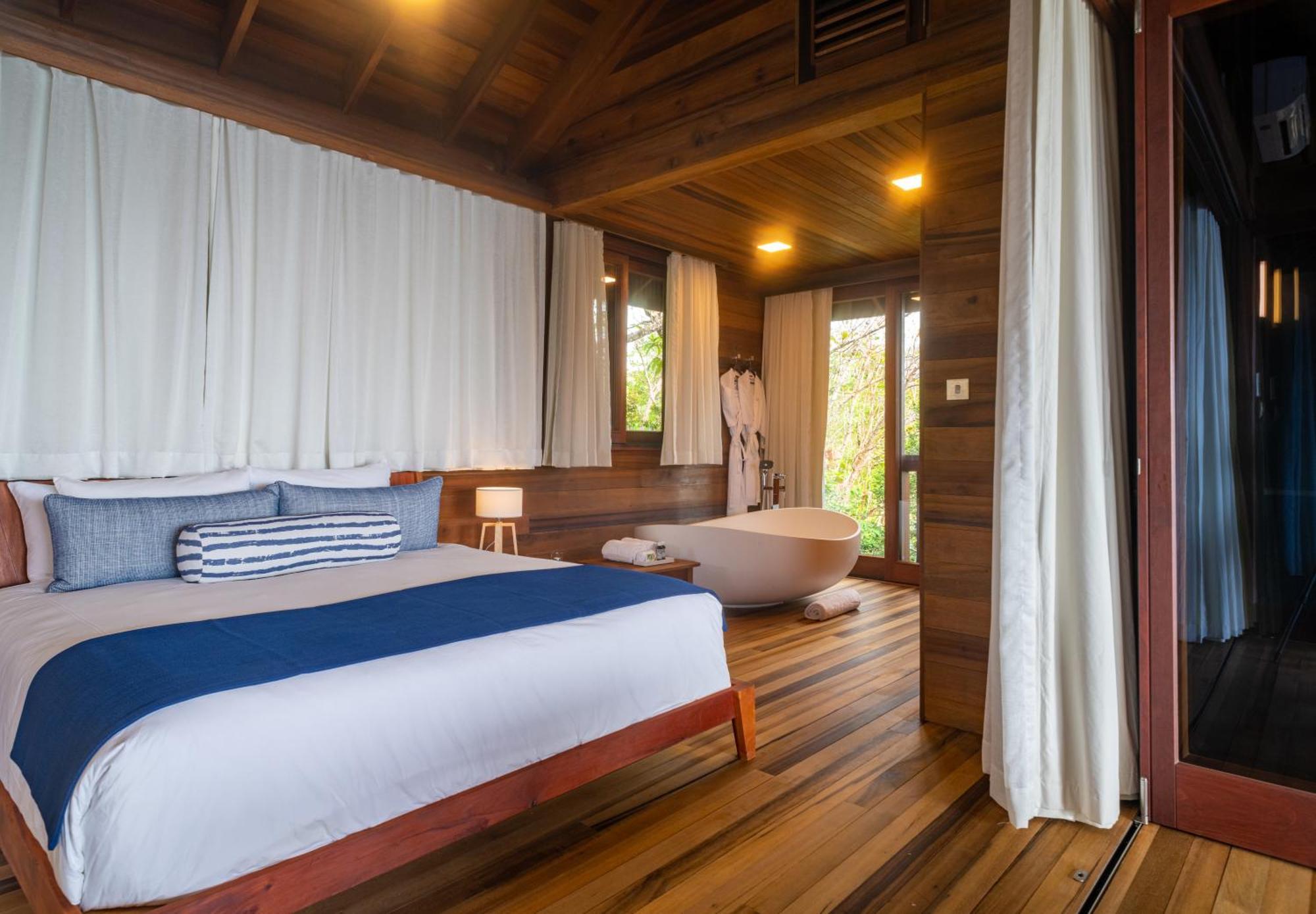 Hotel Secret Bay Portsmouth Esterno foto